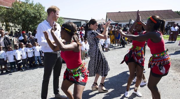 Meghan e Harry, i duchi di Sussex sono accolti da un gruppo di donne festanti durante il tour in Sudafrica