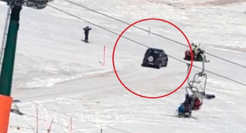“Pista, devo andare al ristorante”, 91enne invade la pista da sci con la sua jeep