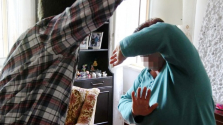 La madre non accende il wifi: la figlia l’aggredisce a colpi di cellulare, arrestata